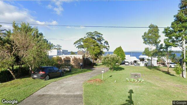 Street View near 14 REID ST